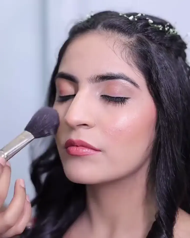 Soft glam, in the chair: a warm base and a soft eye, photographed in the studio.