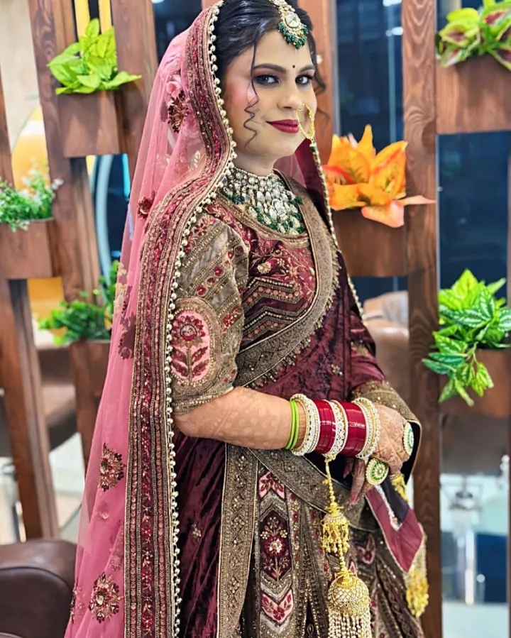 Two-image carousel of one bride.